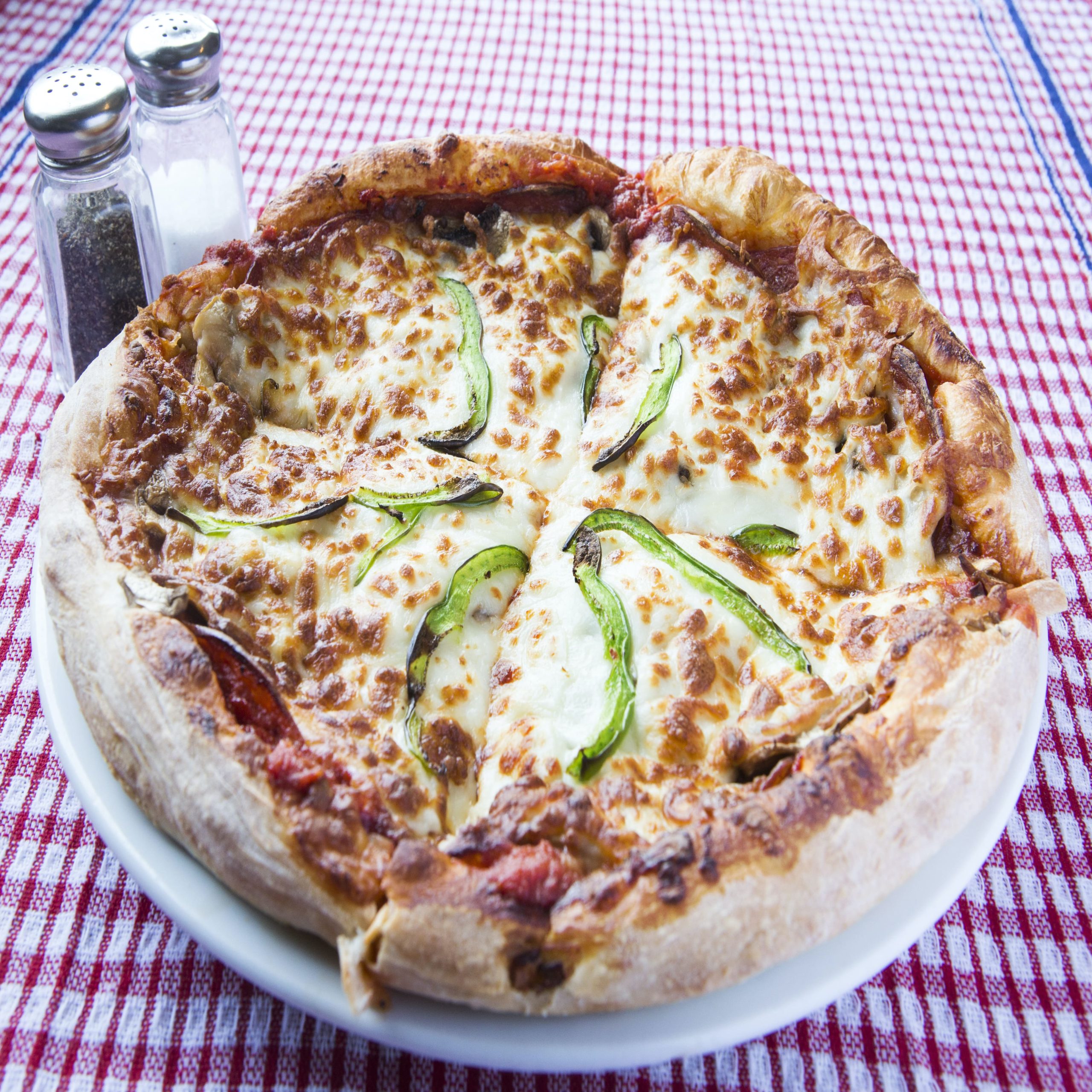 Restaurant-La-Bonne-Cuisine-Image-Pizza-Garnie_05
