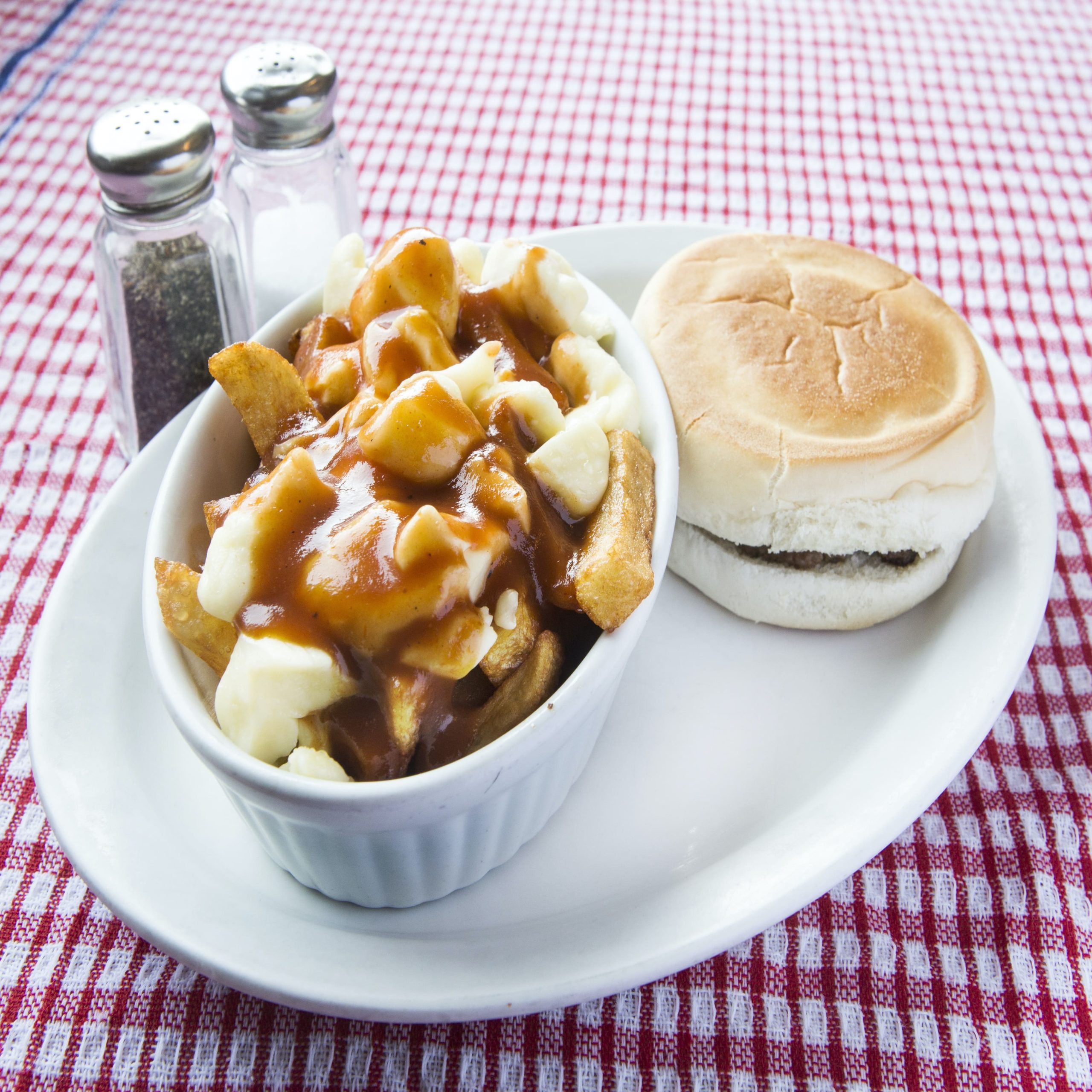 Restaurant-La-Bonne-Cuisine-Image-Poutine-Hamburger_01